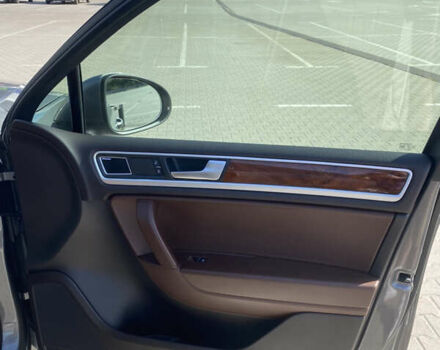 Серый Фольксваген Туарег, объемом двигателя 3 л и пробегом 290 тыс. км за 19500 $, фото 9 на Automoto.ua