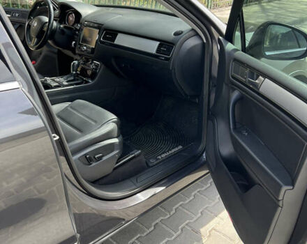 Сірий Фольксваген Туарег, об'ємом двигуна 3 л та пробігом 201 тис. км за 13500 $, фото 14 на Automoto.ua