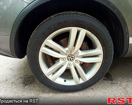 Серый Фольксваген Туарег, объемом двигателя 3.6 л и пробегом 179 тыс. км за 21600 $, фото 3 на Automoto.ua