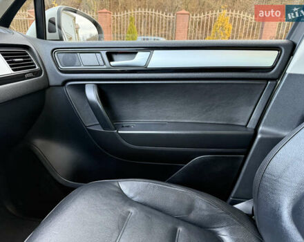 Серый Фольксваген Туарег, объемом двигателя 3 л и пробегом 230 тыс. км за 21900 $, фото 27 на Automoto.ua