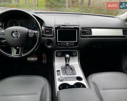Серый Фольксваген Туарег, объемом двигателя 2.97 л и пробегом 282 тыс. км за 19700 $, фото 13 на Automoto.ua