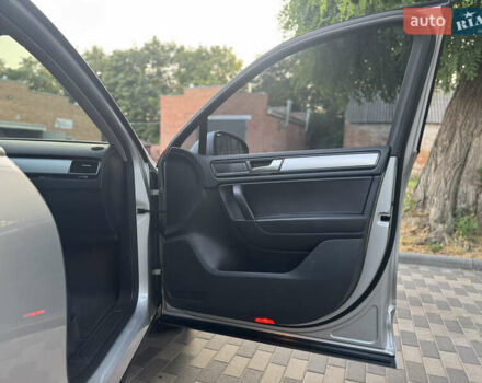 Серый Фольксваген Туарег, объемом двигателя 2.97 л и пробегом 340 тыс. км за 15900 $, фото 21 на Automoto.ua