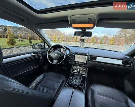 Серый Фольксваген Туарег, объемом двигателя 3 л и пробегом 230 тыс. км за 21900 $, фото 49 на Automoto.ua