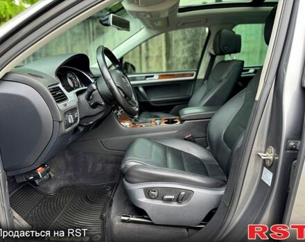 Сірий Фольксваген Туарег, об'ємом двигуна 3 л та пробігом 215 тис. км за 17500 $, фото 4 на Automoto.ua