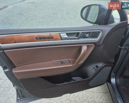 Серый Фольксваген Туарег, объемом двигателя 2.97 л и пробегом 248 тыс. км за 16500 $, фото 36 на Automoto.ua