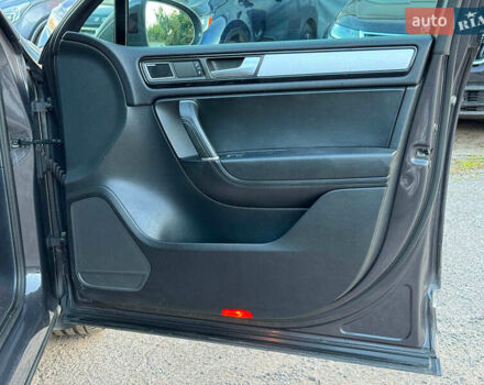 Сірий Фольксваген Туарег, об'ємом двигуна 3 л та пробігом 222 тис. км за 21290 $, фото 27 на Automoto.ua