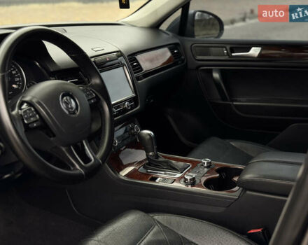 Серый Фольксваген Туарег, объемом двигателя 2.97 л и пробегом 360 тыс. км за 17500 $, фото 36 на Automoto.ua