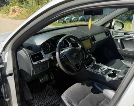 Серый Фольксваген Туарег, объемом двигателя 3 л и пробегом 280 тыс. км за 16000 $, фото 3 на Automoto.ua