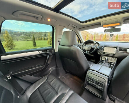 Серый Фольксваген Туарег, объемом двигателя 3 л и пробегом 230 тыс. км за 21900 $, фото 50 на Automoto.ua