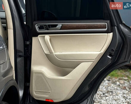 Сірий Фольксваген Туарег, об'ємом двигуна 2.97 л та пробігом 250 тис. км за 21500 $, фото 24 на Automoto.ua