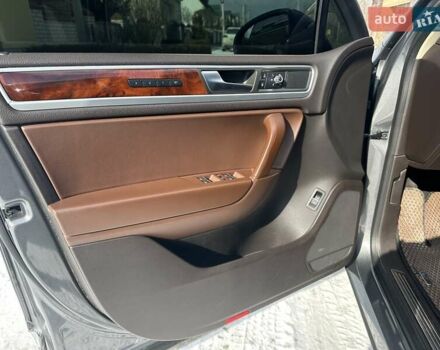 Серый Фольксваген Туарег, объемом двигателя 2.97 л и пробегом 195 тыс. км за 16500 $, фото 9 на Automoto.ua
