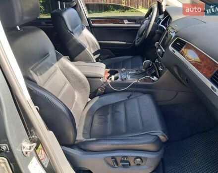 Серый Фольксваген Туарег, объемом двигателя 2.97 л и пробегом 240 тыс. км за 17800 $, фото 23 на Automoto.ua