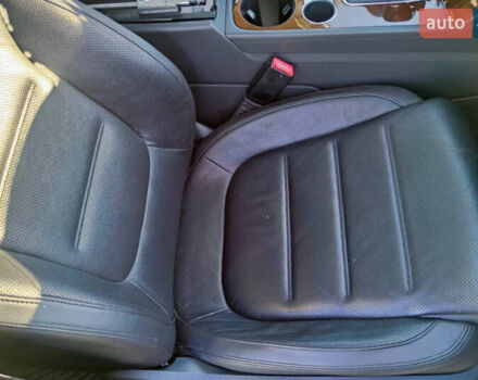 Серый Фольксваген Туарег, объемом двигателя 2.97 л и пробегом 286 тыс. км за 17000 $, фото 9 на Automoto.ua