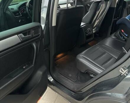 Серый Фольксваген Туарег, объемом двигателя 2.97 л и пробегом 210 тыс. км за 18500 $, фото 13 на Automoto.ua