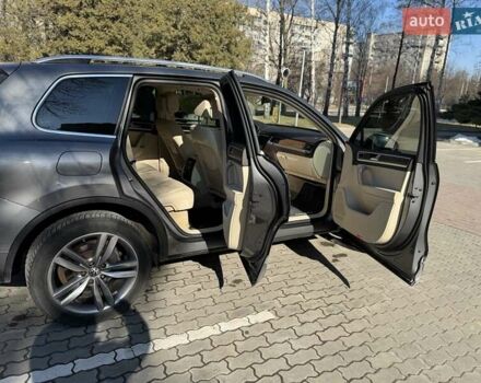 Сірий Фольксваген Туарег, об'ємом двигуна 2.97 л та пробігом 247 тис. км за 19200 $, фото 3 на Automoto.ua