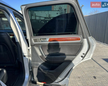 Серый Фольксваген Туарег, объемом двигателя 2.97 л и пробегом 252 тыс. км за 17550 $, фото 10 на Automoto.ua