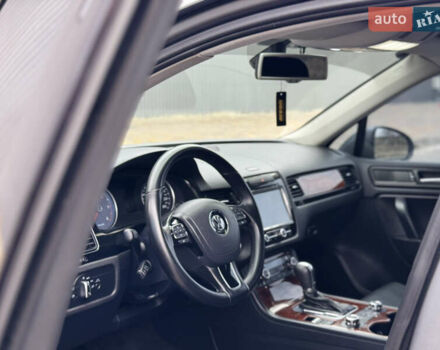 Серый Фольксваген Туарег, объемом двигателя 2.97 л и пробегом 360 тыс. км за 17500 $, фото 33 на Automoto.ua