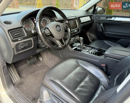 Серый Фольксваген Туарег, объемом двигателя 3 л и пробегом 230 тыс. км за 21900 $, фото 19 на Automoto.ua