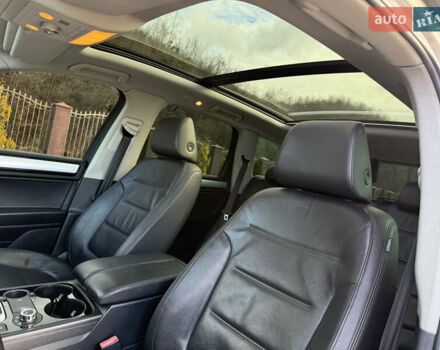 Серый Фольксваген Туарег, объемом двигателя 3 л и пробегом 230 тыс. км за 21900 $, фото 30 на Automoto.ua