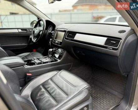 Серый Фольксваген Туарег, объемом двигателя 2.97 л и пробегом 352 тыс. км за 16300 $, фото 7 на Automoto.ua