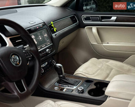 Сірий Фольксваген Туарег, об'ємом двигуна 2.97 л та пробігом 250 тис. км за 21500 $, фото 36 на Automoto.ua