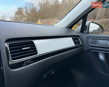 Серый Фольксваген Туарег, объемом двигателя 3 л и пробегом 230 тыс. км за 21900 $, фото 26 на Automoto.ua