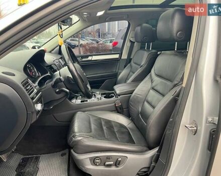 Серый Фольксваген Туарег, объемом двигателя 2.97 л и пробегом 223 тыс. км за 20490 $, фото 7 на Automoto.ua