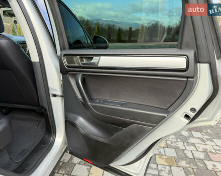 Серый Фольксваген Туарег, объемом двигателя 3 л и пробегом 230 тыс. км за 21900 $, фото 39 на Automoto.ua