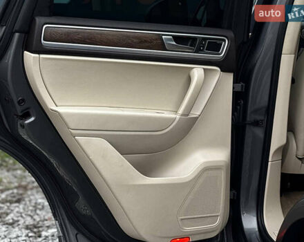 Сірий Фольксваген Туарег, об'ємом двигуна 2.97 л та пробігом 250 тис. км за 21500 $, фото 31 на Automoto.ua