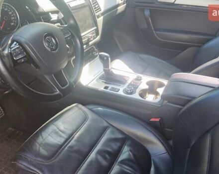 Серый Фольксваген Туарег, объемом двигателя 3 л и пробегом 319 тыс. км за 17500 $, фото 9 на Automoto.ua