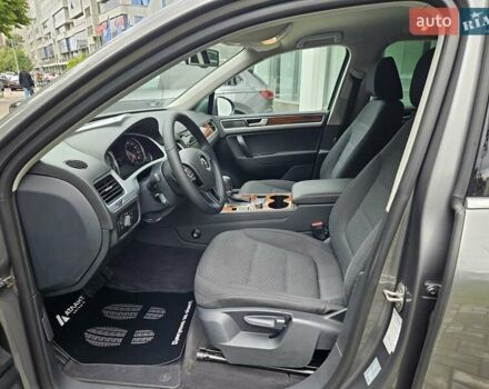 Сірий Фольксваген Туарег, об'ємом двигуна 2.97 л та пробігом 263 тис. км за 18790 $, фото 15 на Automoto.ua