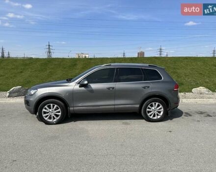 Серый Фольксваген Туарег, объемом двигателя 3 л и пробегом 295 тыс. км за 21500 $, фото 1 на Automoto.ua