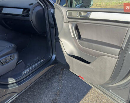 Серый Фольксваген Туарег, объемом двигателя 2.97 л и пробегом 223 тыс. км за 19500 $, фото 22 на Automoto.ua