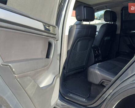 Серый Фольксваген Туарег, объемом двигателя 2.97 л и пробегом 223 тыс. км за 19500 $, фото 19 на Automoto.ua