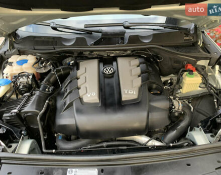 Серый Фольксваген Туарег, объемом двигателя 2.97 л и пробегом 300 тыс. км за 17200 $, фото 13 на Automoto.ua