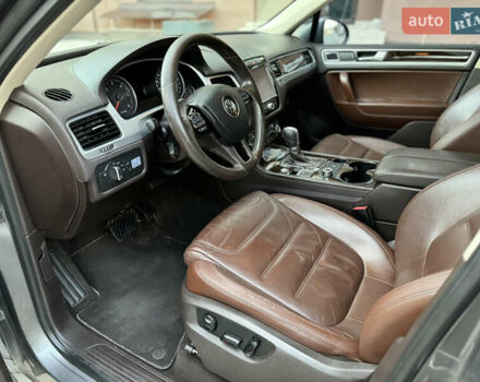 Серый Фольксваген Туарег, объемом двигателя 2.97 л и пробегом 261 тыс. км за 18000 $, фото 17 на Automoto.ua