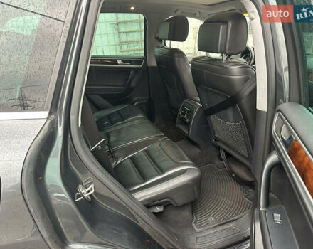 Серый Фольксваген Туарег, объемом двигателя 3 л и пробегом 222 тыс. км за 16500 $, фото 9 на Automoto.ua