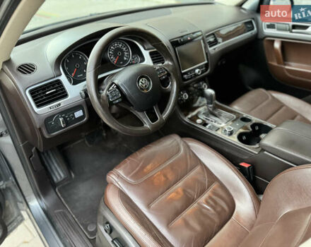Серый Фольксваген Туарег, объемом двигателя 2.97 л и пробегом 261 тыс. км за 18000 $, фото 20 на Automoto.ua