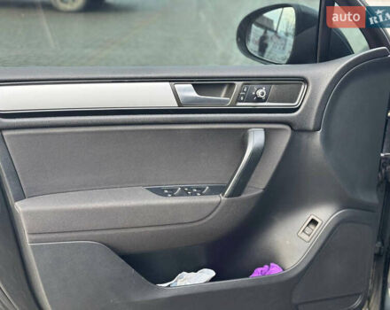 Сірий Фольксваген Туарег, об'ємом двигуна 3 л та пробігом 229 тис. км за 18100 $, фото 13 на Automoto.ua