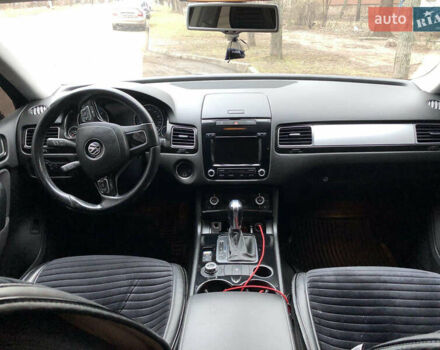 Серый Фольксваген Туарег, объемом двигателя 2.97 л и пробегом 265 тыс. км за 17000 $, фото 5 на Automoto.ua