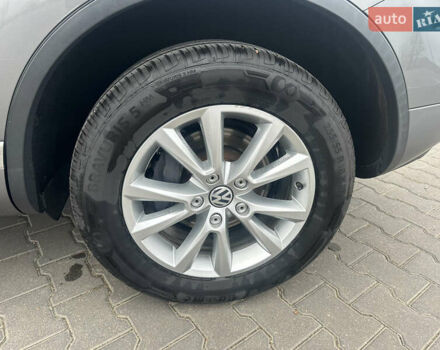 Серый Фольксваген Туарег, объемом двигателя 3.6 л и пробегом 303 тыс. км за 15800 $, фото 5 на Automoto.ua