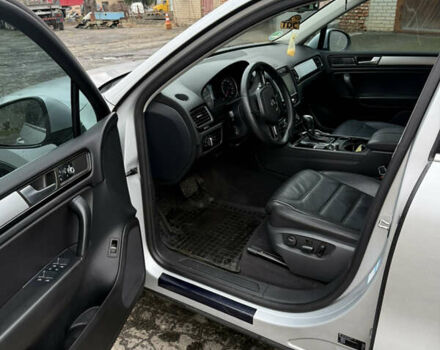 Серый Фольксваген Туарег, объемом двигателя 2.97 л и пробегом 301 тыс. км за 22000 $, фото 9 на Automoto.ua