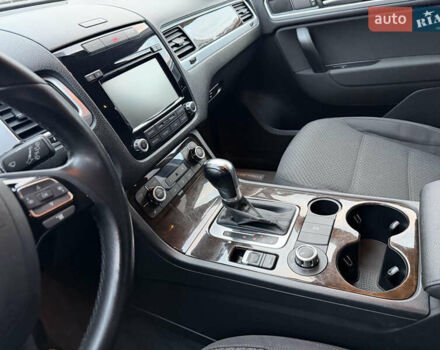 Серый Фольксваген Туарег, объемом двигателя 2.97 л и пробегом 223 тыс. км за 16500 $, фото 3 на Automoto.ua