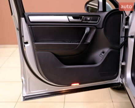 Серый Фольксваген Туарег, объемом двигателя 3 л и пробегом 219 тыс. км за 17900 $, фото 28 на Automoto.ua