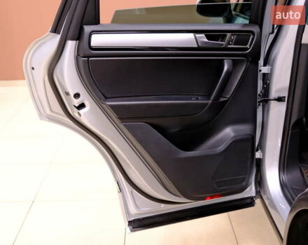 Серый Фольксваген Туарег, объемом двигателя 3 л и пробегом 219 тыс. км за 17900 $, фото 32 на Automoto.ua