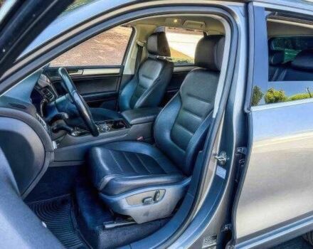 Сірий Фольксваген Туарег, об'ємом двигуна 3 л та пробігом 130 тис. км за 9900 $, фото 14 на Automoto.ua