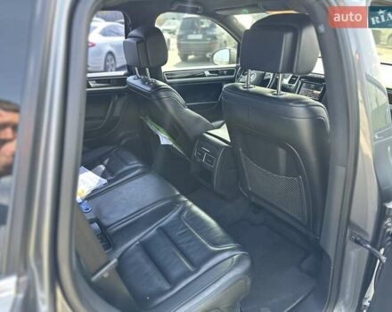 Серый Фольксваген Туарег, объемом двигателя 3 л и пробегом 295 тыс. км за 21500 $, фото 6 на Automoto.ua