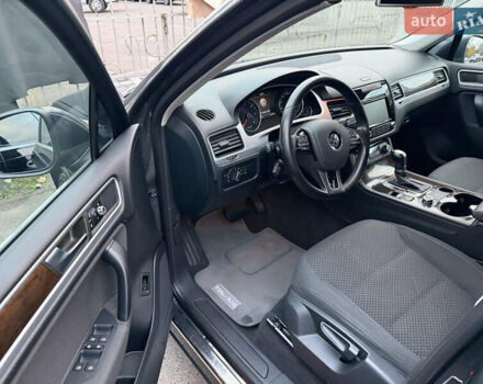 Серый Фольксваген Туарег, объемом двигателя 2.97 л и пробегом 223 тыс. км за 16500 $, фото 5 на Automoto.ua