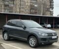 Серый Фольксваген Туарег, объемом двигателя 3 л и пробегом 263 тыс. км за 17000 $, фото 1 на Automoto.ua