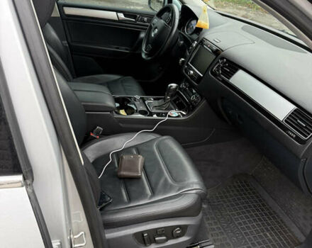 Серый Фольксваген Туарег, объемом двигателя 2.97 л и пробегом 301 тыс. км за 22000 $, фото 6 на Automoto.ua